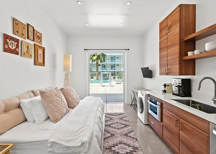 Funky Pool Side In Dtphx Apartment *