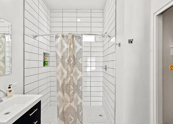 Funky Pool Side In Dtphx Apartment